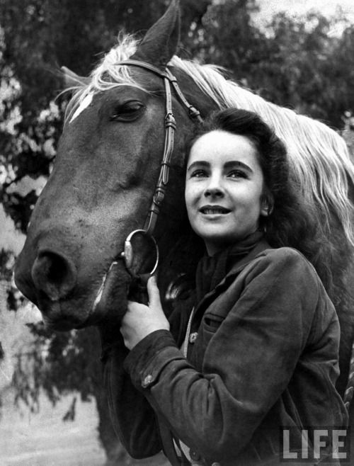 Elizabeth Taylor, actriţa cu ochii violet - travelandbeauty.ro