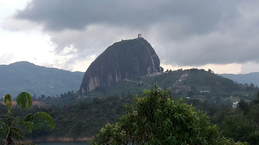 Pitorescul Guatape sau El Pueblo de Zocalos, Columbia - travelandbeauty.ro