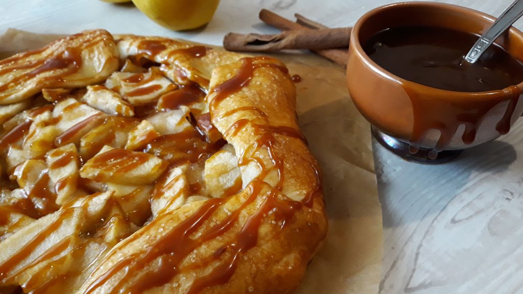 Rețete simple: Galette cu mere și sos de caramel - travelandbeauty.ro