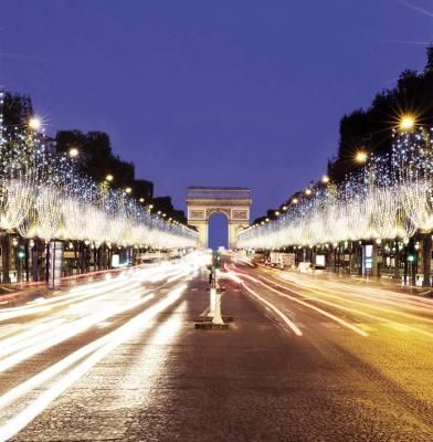 Champs-Elysées în perioada sărbătorilor, sursa foto: Pinterest - travelandbeauty.ro