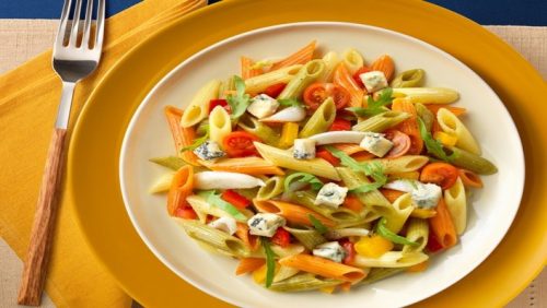 Penne tricolore, cu legume de vară și mozzarella - travelandbeauty.ro