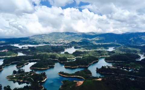 Pitorescul Guatape sau El Pueblo de Zocalos, Columbia - travelandbeauty.ro