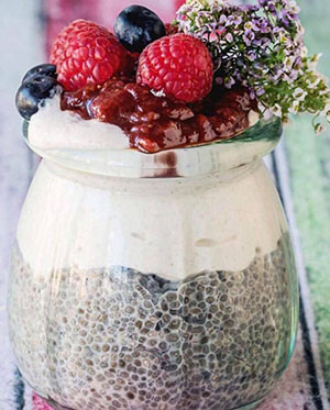 Vegi Tales Kitchen: Budincă de chia cu parfait de caju și gem de căpșuni - travelandbeauty.ro