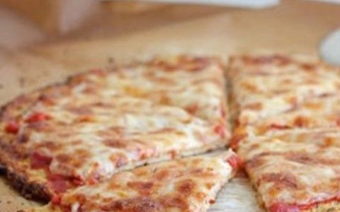 Rețetă fără gluten: Pizza cu blat de conopidă - travelandbeauty.ro