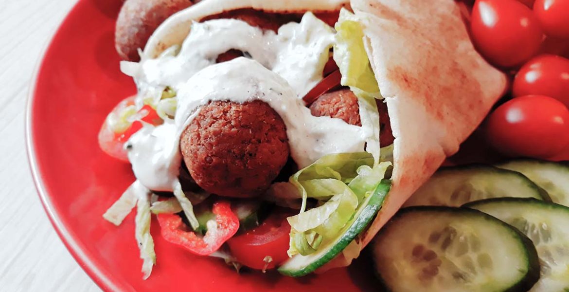 Rețete simple: Falafel cu sos de iaurt - travelandbeauty.ro