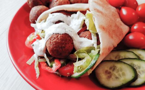 Rețete simple: Falafel cu sos de iaurt - travelandbeauty.ro