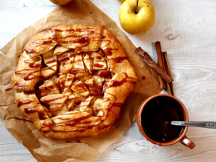 Rețete simple: Galette cu mere și sos de caramel - travelandbeauty.ro